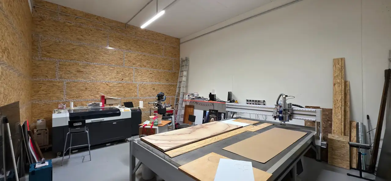 CNC-Fräse mit Materialauflage in der GHW-Werkstatt