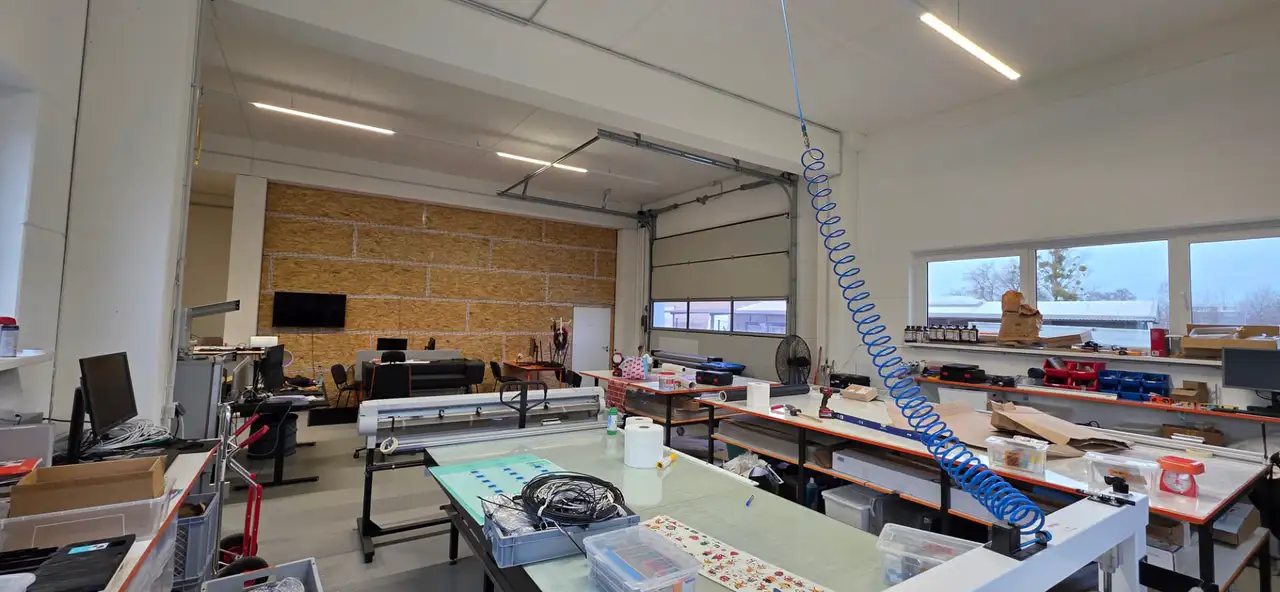 Produktionshalle von Gerd Haumann Werbeservice mit Material und Maschinen