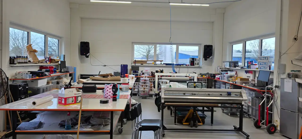 GHW-Werkstatt in Hamburg mit Arbeitstischen und Produktionsmaschinen